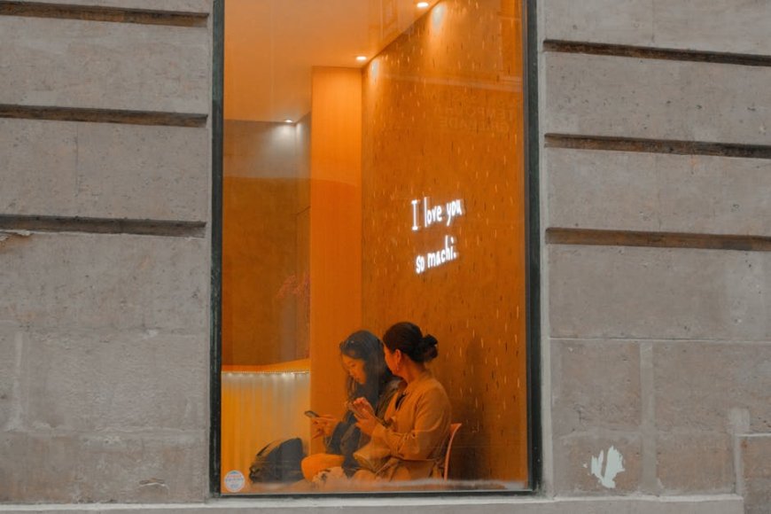 Tips Etis People Watching di Kafe dan Ruang Publik