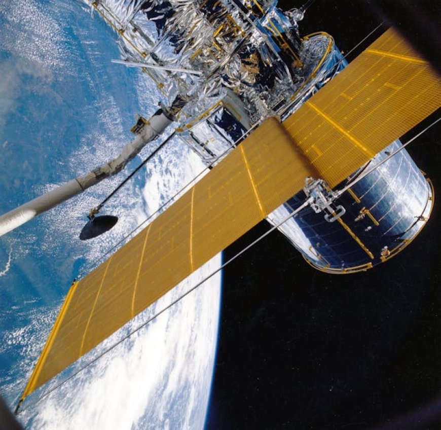 Orbit Semakin Padat Risiko Tabrakan Satelit Kian Nyata