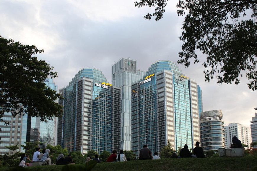 Indonesia Holds Interest Rates to Support Rupiah Stability