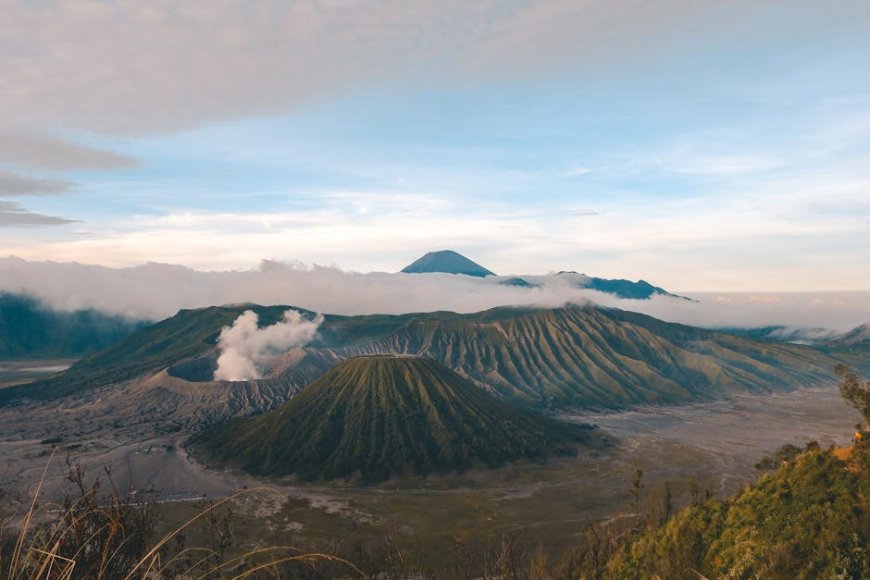 Mount Semeru’s Lava Floods Reveal Nature’s Volcanic Power