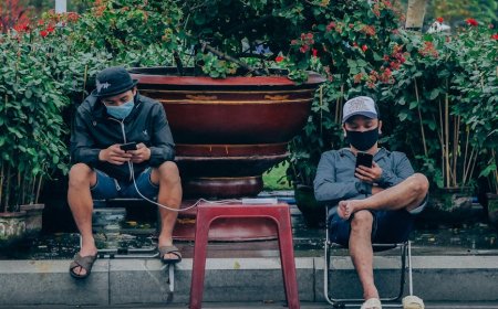 Smartphone Terbaru 2025 Merek Legendaris Bangkit dan AI Dominasi