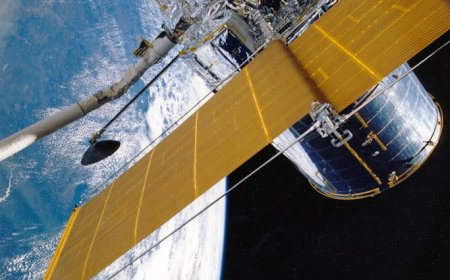 Starlink Turunkan Satelit SpaceX Cegah Tabrakan di Orbit Bumi