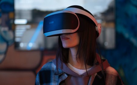 Razer Luncurkan AI Waifu Hologram untuk Pelatih Gaming Masa Depan