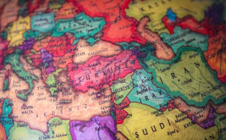 Kampanye Politik 'Sacred Defense' Iran: Strategi dan Dampak Regional