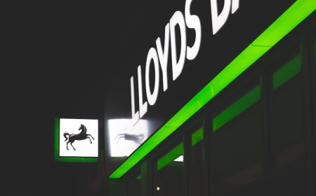 Mengupas Kenaikan Target Laba dan Strategi Lloyds Bank Inggris