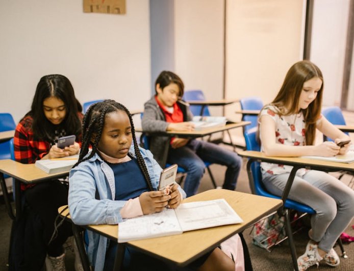 Mengapa Sekolah di Inggris Kini Melarang Penggunaan Ponsel Sepanjang Hari