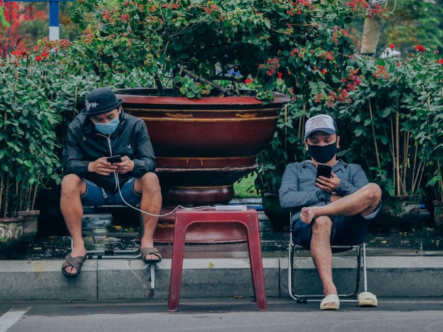 Smartphone Terbaru 2025 Merek Legendaris Bangkit dan AI Dominasi