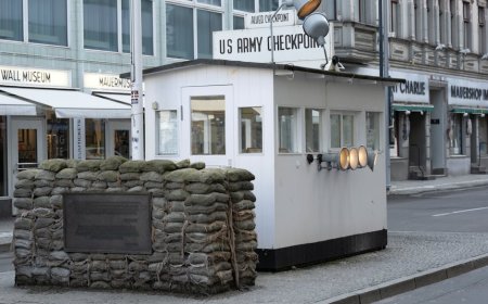 Luhut Usulkan Deportasi Turis Tak Berkualitas dari Bali