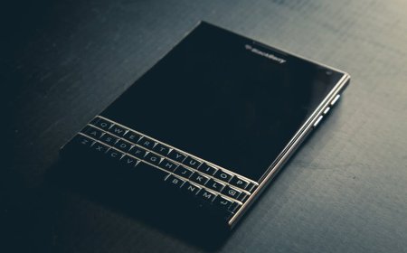 Smartphone Mini Keyboard Fisik Ramah Kantong Tampil di MWC 2026