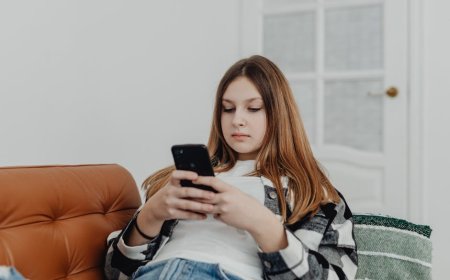 Fenomena Slander Pages AI di Kalangan Remaja dan Dampaknya ke Guru