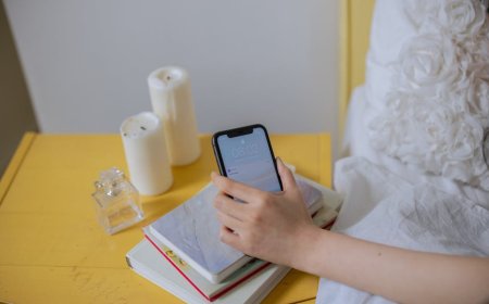 5 Cara Cegah Smartphone Overheat Saat Tidur Malam