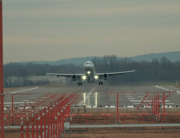 Keamanan Penerbangan di Bandara LaGuardia Dinilai Sulit tapi Normal