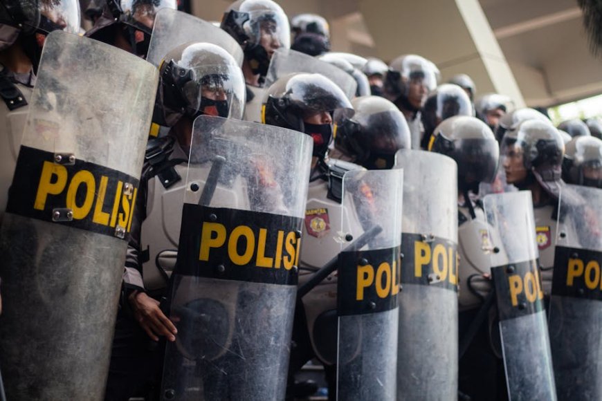Polisi Kenakan Peci dan Sorban Saat Amankan Demo Mahasiswa di Mabes Polri