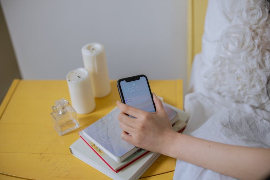 5 Cara Cegah Smartphone Overheat Saat Tidur Malam