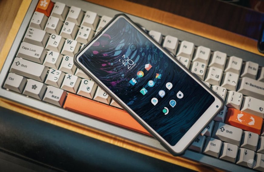 Smartphone Android QWERTY fisik Titan 2 Meluncur di Kickstarter
