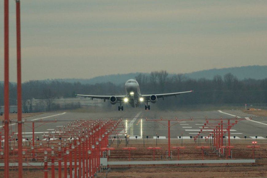 Keamanan Penerbangan di Bandara LaGuardia Dinilai Sulit tapi Normal