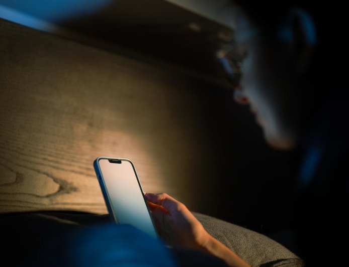 Tidur Malam dan Mitos Kesehatan Dampak Teori Konspirasi pada Kebijakan