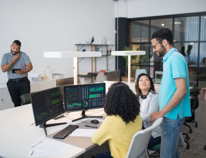 Survei Gallup Perbedaan Sikap Pekerja terhadap AI di Tempat Kerja