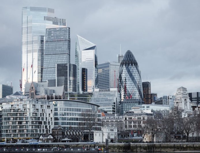 Lib Dem Inggris Minta FCA Selidiki Promosi Stack BTC Farage
