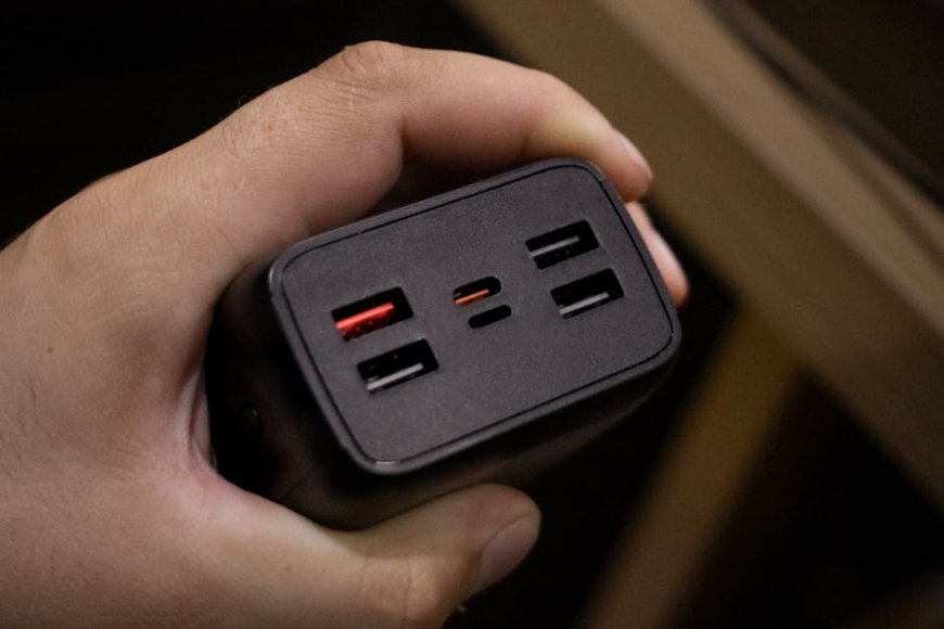 Pilihan Charger USB Terbaik 2025 Cepat untuk Ponsel Laptop Travel