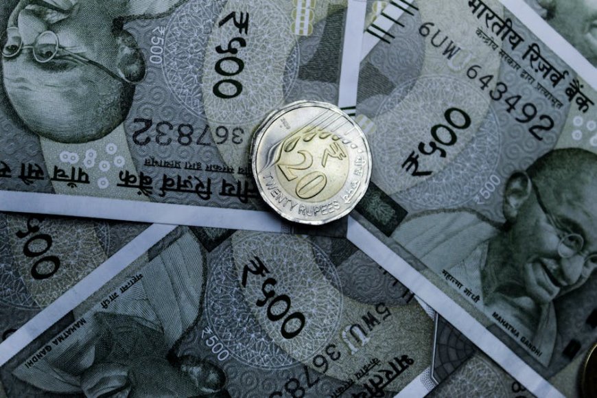 Rupee Menguat Menjelang Keputusan RBI dan Tenggat Iran Trump