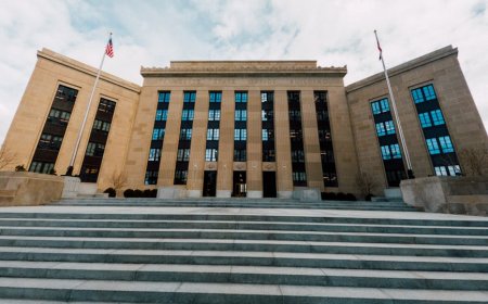Fed Tak Lagi Isyaratkan Bias Turun Suku Bunga