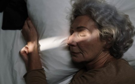 Tidur Malam dan Mitos Rambut Beruban Bisa Kembali Hitam