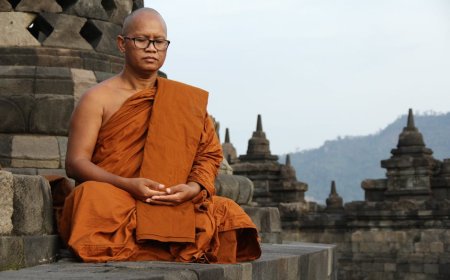 Robot Biksu Buddhis Korea Meditasi atau Reboot
