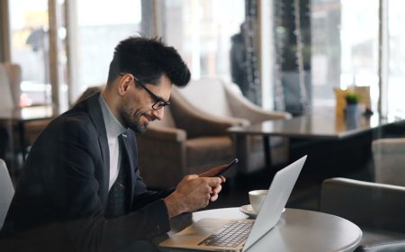Waktu Makan Siang Aman Main Smartphone? Ini Fakta Pengaruhnya ke Mental