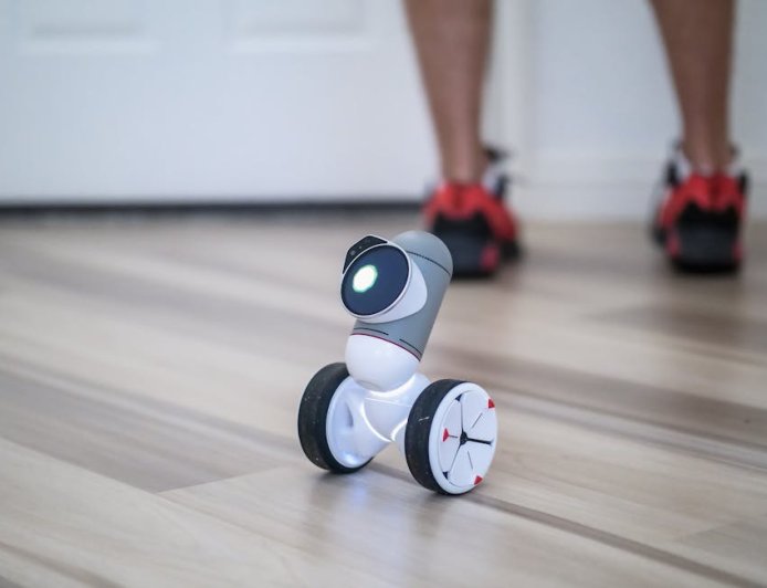 Keluarga CNET Uji Robot Pendamping ElliQ untuk Lansia