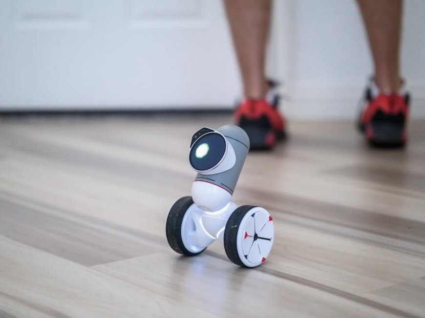 Keluarga CNET Uji Robot Pendamping ElliQ untuk Lansia