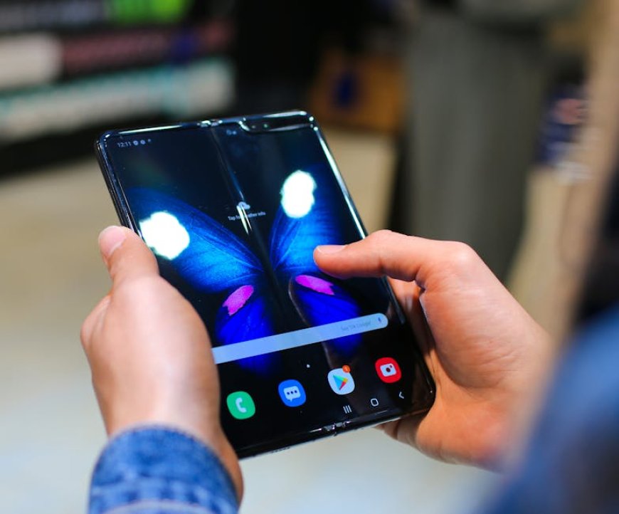 Foldable iPhone Ultra Bermasalah Unik Lipatnya Bikin Ngakak